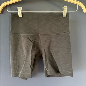 Lululemon Wunder Train High-Rise Short 6"
Heathered Graphite Grey